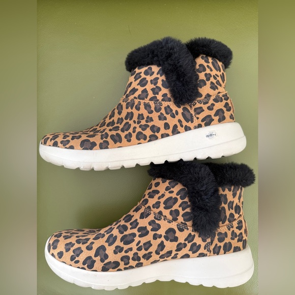 Skechers Women's On-the-Go Chukka Boot 7 - Picture 4 of 8